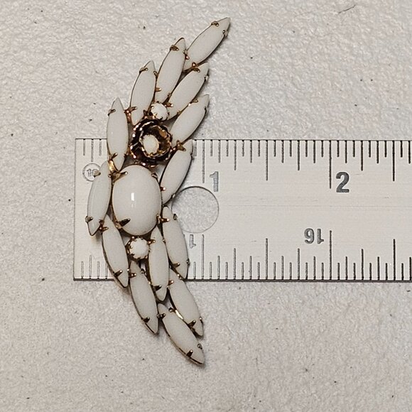 VTG Brooch Elegant Regency Retro White Milk Glass Gold Tone Leaf Floral Classy - Picture 3 of 11